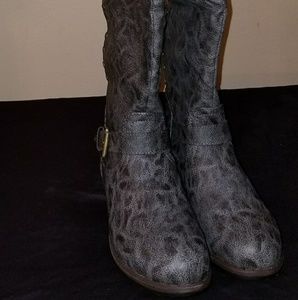 Lovely mid calf boots with a red trim on back